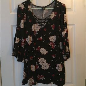 Torrid Rose Top w Bell Sleeves Size 2